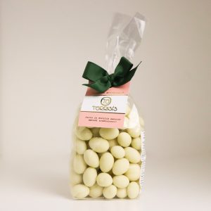 chicchi di pistacchio ricoperti di finissimo cioccolato bianco